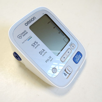 Тонометр Omron M6 с адаптером Фото товара Тонометр Omron M6 с адаптером