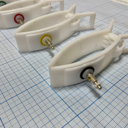 Фото товара Электрод конечностный педиатрический с винтом и зажимом  (прищепки белые - 4 шт.упаковка) РФ