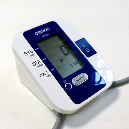 Тонометр OMRON M1 Eco Фото товара Тонометр OMRON M1 Eco