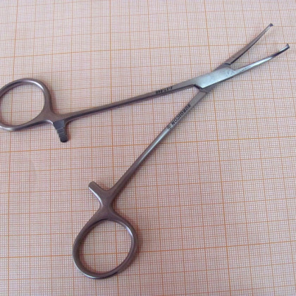 Зажим кровоостанавливающий зубчатый изогнутый №1 J-17-060 Фото товара Зажим кровоостанавливающий зубчатый изогнутый №1 J-17-060