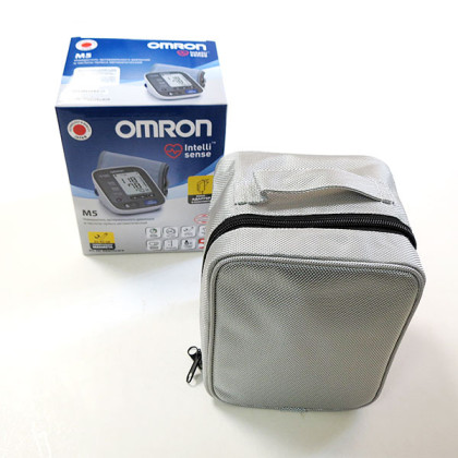 Тонометр Omron M5 с адаптером и универсальной манжетой Фото товара Тонометр Omron M5 с адаптером и универсальной манжетой
