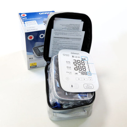 Тонометр Omron M5 с адаптером и универсальной манжетой Фото товара Тонометр Omron M5 с адаптером и универсальной манжетой