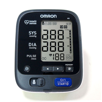 Тонометр Omron M5 с адаптером и универсальной манжетой Фото товара Тонометр Omron M5 с адаптером и универсальной манжетой