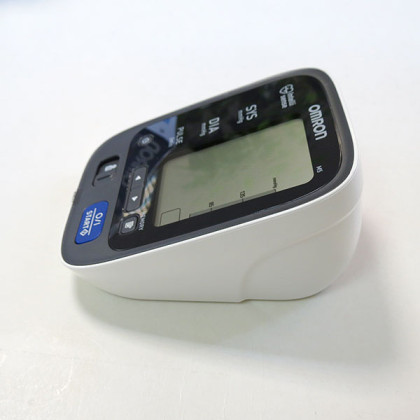 Тонометр Omron M5 с адаптером и универсальной манжетой Фото товара Тонометр Omron M5 с адаптером и универсальной манжетой