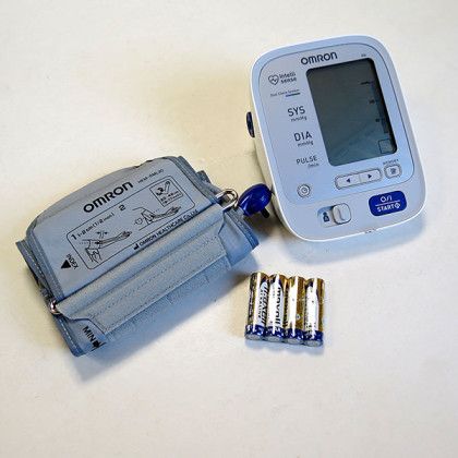 Тонометр Omron M6 с адаптером и универсальной манжетой Фото товара Тонометр Omron M6 с адаптером и универсальной манжетой