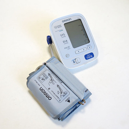 Тонометр Omron M6 с адаптером и универсальной манжетой Фото товара Тонометр Omron M6 с адаптером и универсальной манжетой