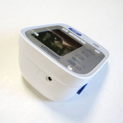 Тонометр Omron M6 с адаптером и универсальной манжетой Фото товара Тонометр Omron M6 с адаптером и универсальной манжетой