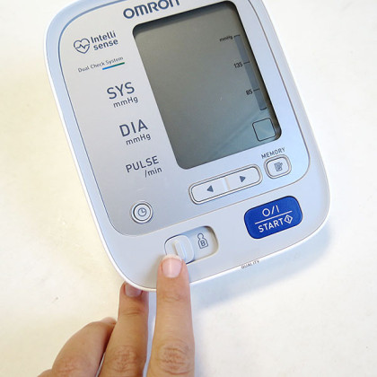 Тонометр Omron M6 Comfort с адаптером Фото товара Тонометр Omron M6 Comfort с адаптером