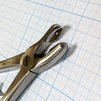 Щипцы-кусачки костные с круглыми губками изогнутые Jo-21-882 Фото товара Щипцы-кусачки костные с круглыми губками изогнутые Jo-21-882