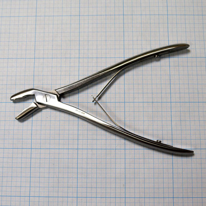 Кусачки нейрохирургические изогнутые по ребру JO-21-889 по Бейеру Фото товара Кусачки нейрохирургические изогнутые по ребру JO-21-889 по Бейеру