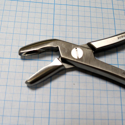 Кусачки нейрохирургические изогнутые по ребру JO-21-889 по Бейеру Фото товара Кусачки нейрохирургические изогнутые по ребру JO-21-889 по Бейеру