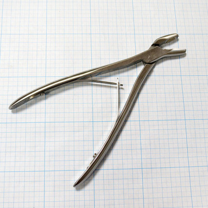 Кусачки нейрохирургические изогнутые по ребру JO-21-889 по Бейеру Фото товара Кусачки нейрохирургические изогнутые по ребру JO-21-889 по Бейеру