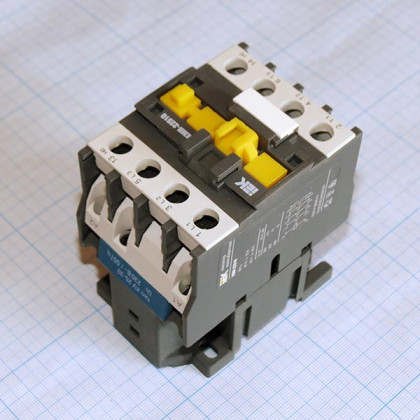 Контактор КМИ-22510 25А 230В/АС-3 1НО ИЭК  Фото товара Контактор КМИ-22510 25А 230В/АС-3 1НО ИЭК