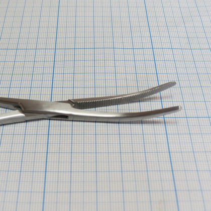 Зажим кровоостанавливающий зубчатый изогнутый №1 17-262 Фото товара Зажим кровоостанавливающий зубчатый изогнутый №1 17-262