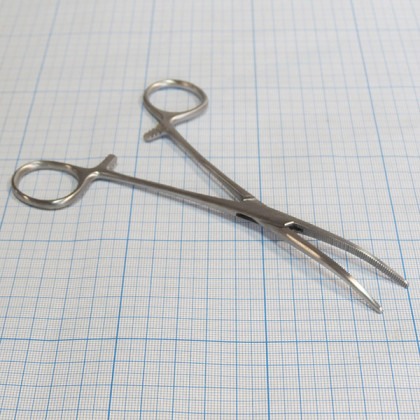 Зажим кровоостанавливающий зубчатый изогнутый №1 17-262 Фото товара Зажим кровоостанавливающий зубчатый изогнутый №1 17-262