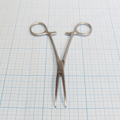 Зажим кровоостанавливающий зубчатый изогнутый №1 17-262 Фото товара Зажим кровоостанавливающий зубчатый изогнутый №1 17-262