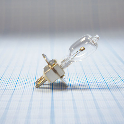 Лампа галогенная (галогеновая) Osram 64621 HLX 12V 100W PG22 Фото товара Лампа галогенная (галогеновая) Osram 64621 HLX 12V 100W PG22