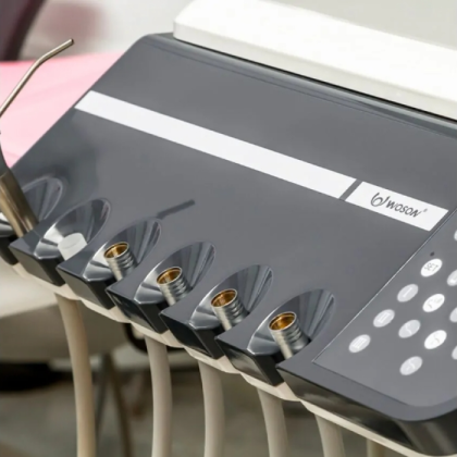 Woson WOD 550 - детская стоматологическая установка с подкатным блоком, цвет черная слива Фото товара Woson WOD 550 - детская стоматологическая установка с подкатным блоком, цвет черная слива